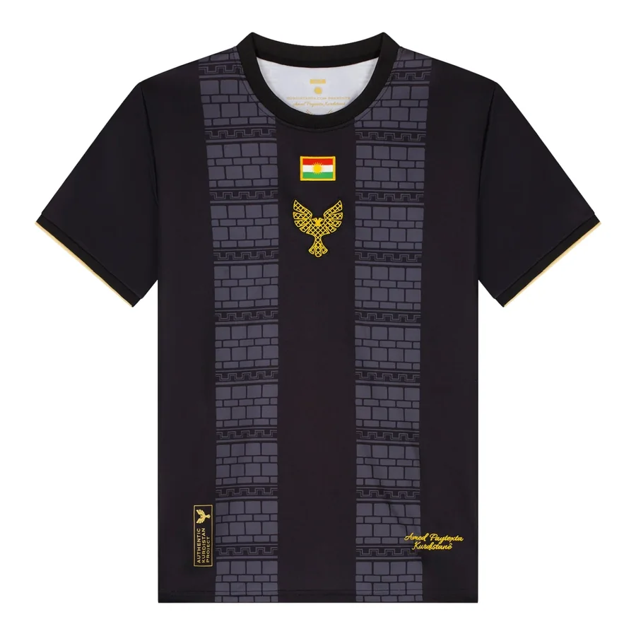 Amed Auswärtstrikot in Schwarz und Gold mit dem Muster der Basaltmauern, Vorderseite