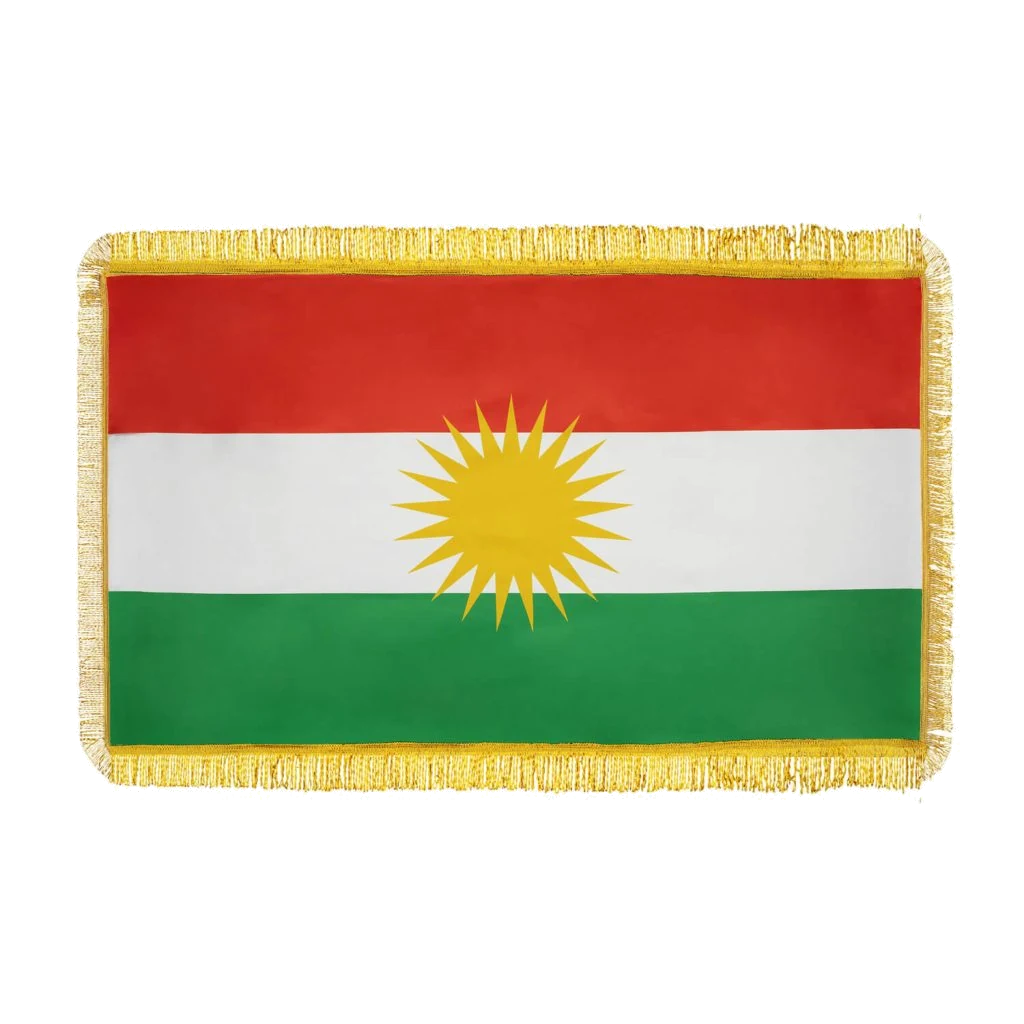 Kurdische Flagge mit goldenen Fransen, Rot Weiß Grün mit der Sonne Roj und ihren 21 Strahlen