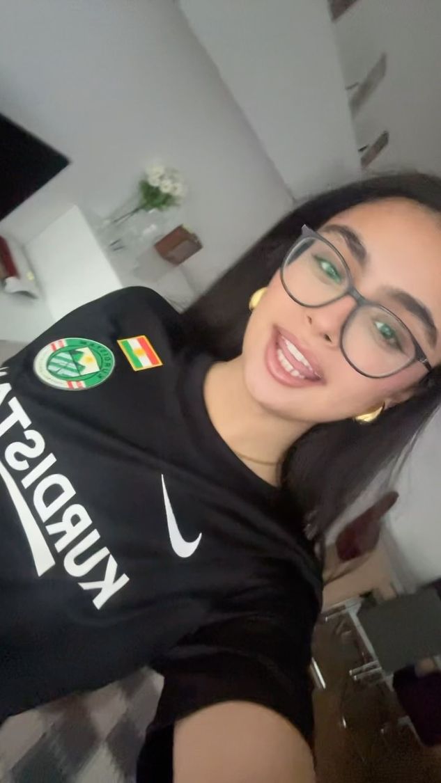 Kurdische Frau im Kurdistan Trikot