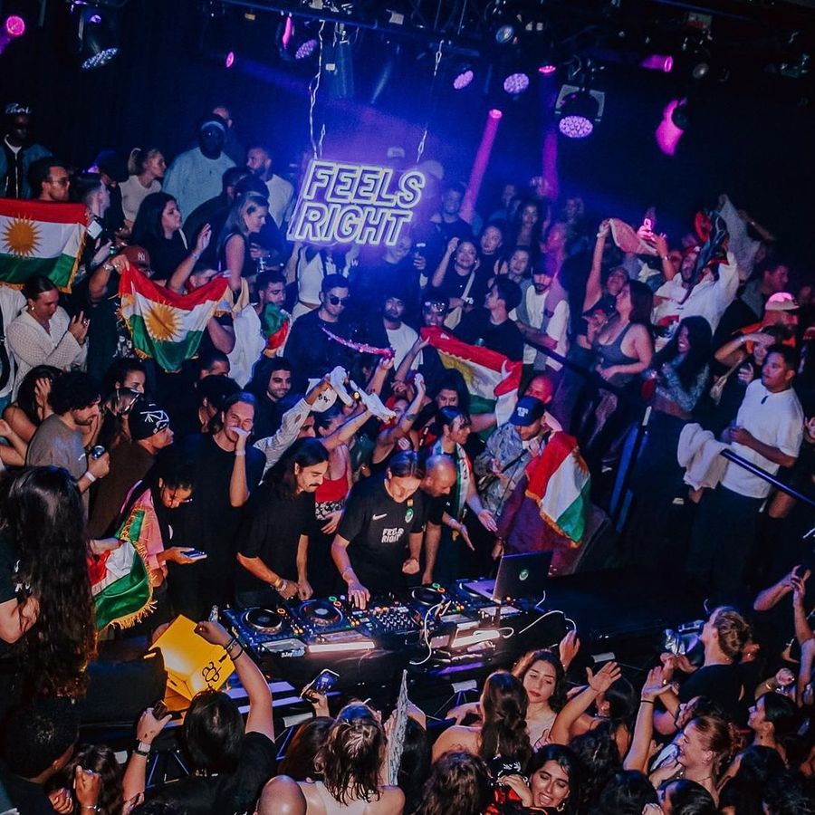 Fest der kurdischen Community mit den Flaggen Kurdistans