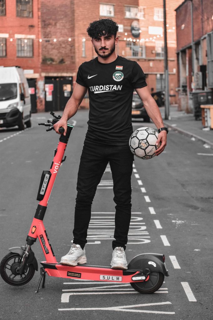 Kurdische Sonnenkette auf dem Kurdistan Nike Trikot getragen
