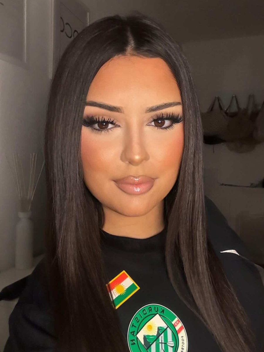 Porträt einer jungen kurdischen Frau im Kurdistan Nike Trikot mit Wappen und Flagge